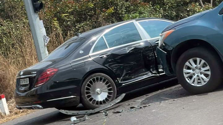 Ảnh TNGT: Qua đường không nhường nhau, Mazda BT-50 đâm nát hông Mercedes-Benz S-Class- Ảnh 2.