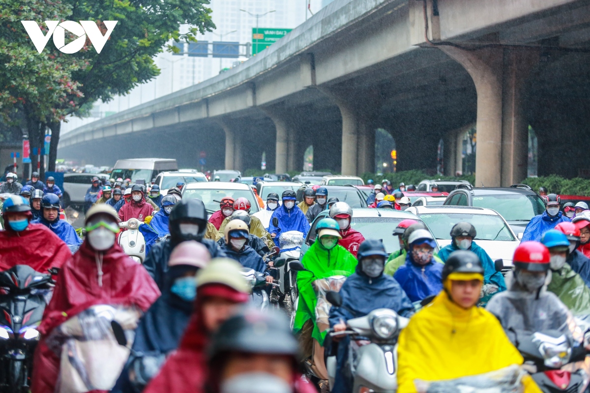 Ngày đầu nghỉ lễ, người dân đội mưa rời Hà Nội về nghỉ Tết Dương lịch 2024- Ảnh 4.
