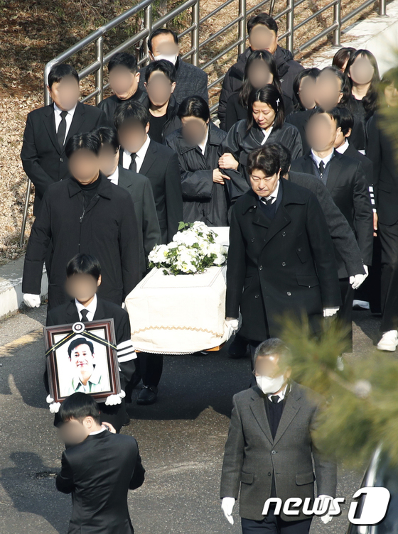 Nửa showbiz đổ bộ 3 ngày tang lễ Lee Sun Kyun: Bộ trưởng và IU âm thầm, Gong Yoo cùng dàn siêu sao túc trực- Ảnh 25.