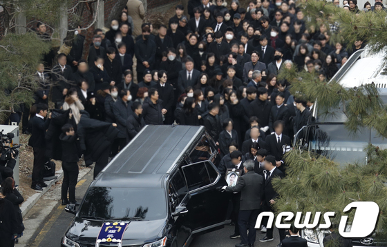 Nửa showbiz đổ bộ 3 ngày tang lễ Lee Sun Kyun: Bộ trưởng và IU âm thầm, Gong Yoo cùng dàn siêu sao túc trực- Ảnh 23.