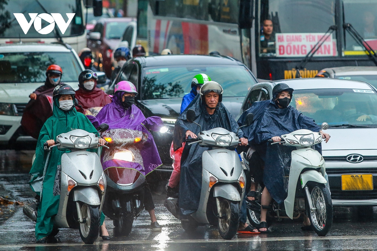 Ngày đầu nghỉ lễ, người dân đội mưa rời Hà Nội về nghỉ Tết Dương lịch 2024- Ảnh 5.