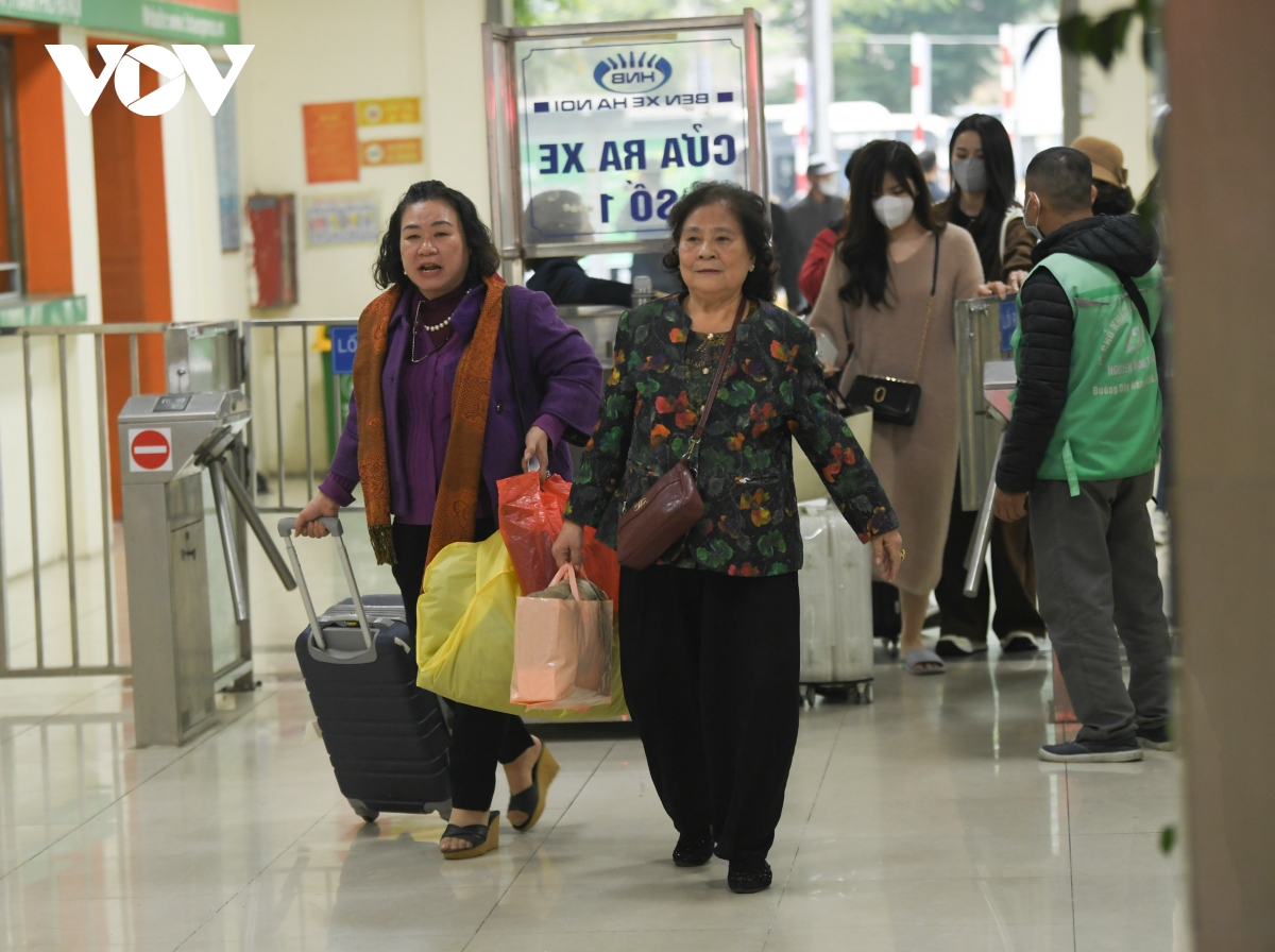 Ngày đầu nghỉ lễ, người dân đội mưa rời Hà Nội về nghỉ Tết Dương lịch 2024- Ảnh 17.