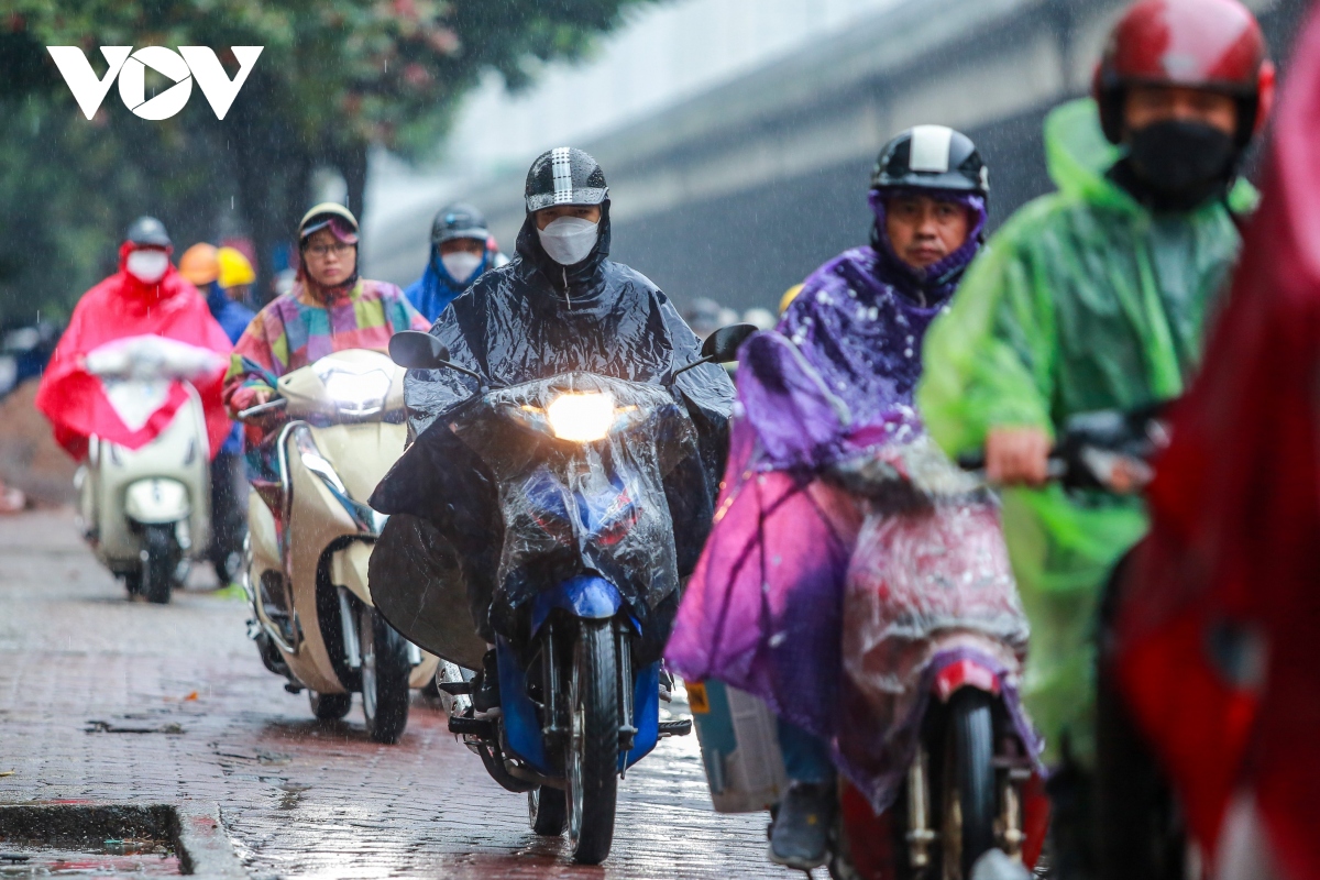 Ngày đầu nghỉ lễ, người dân đội mưa rời Hà Nội về nghỉ Tết Dương lịch 2024- Ảnh 2.