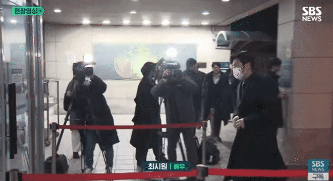Nửa showbiz đổ bộ 3 ngày tang lễ Lee Sun Kyun: Bộ trưởng và IU âm thầm, Gong Yoo cùng dàn siêu sao túc trực- Ảnh 13.