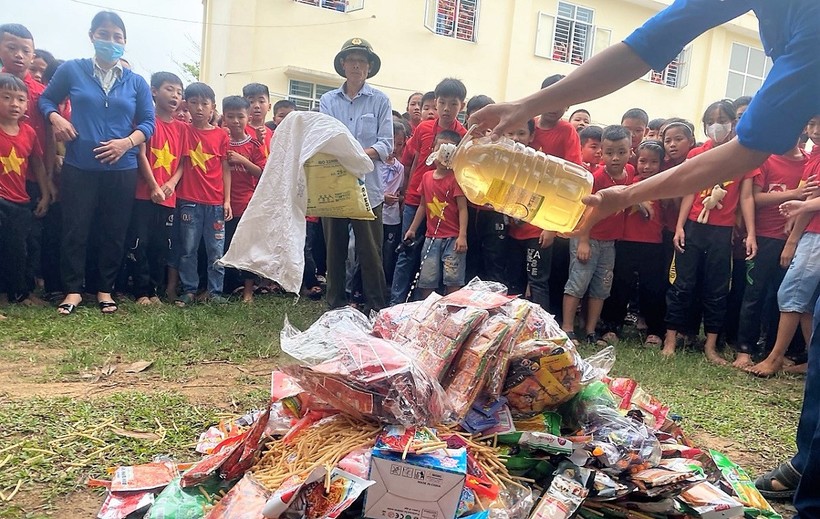 Quà vặt không còn là… chuyện vặt: Nguy cơ gây bệnh từ cổng trường- Ảnh 1.