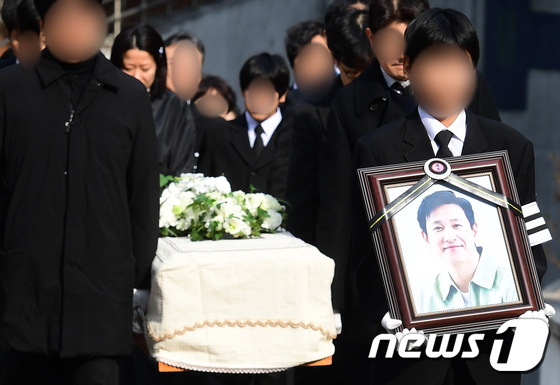 Nửa showbiz đổ bộ 3 ngày tang lễ Lee Sun Kyun: Bộ trưởng và IU âm thầm, Gong Yoo cùng dàn siêu sao túc trực- Ảnh 24.