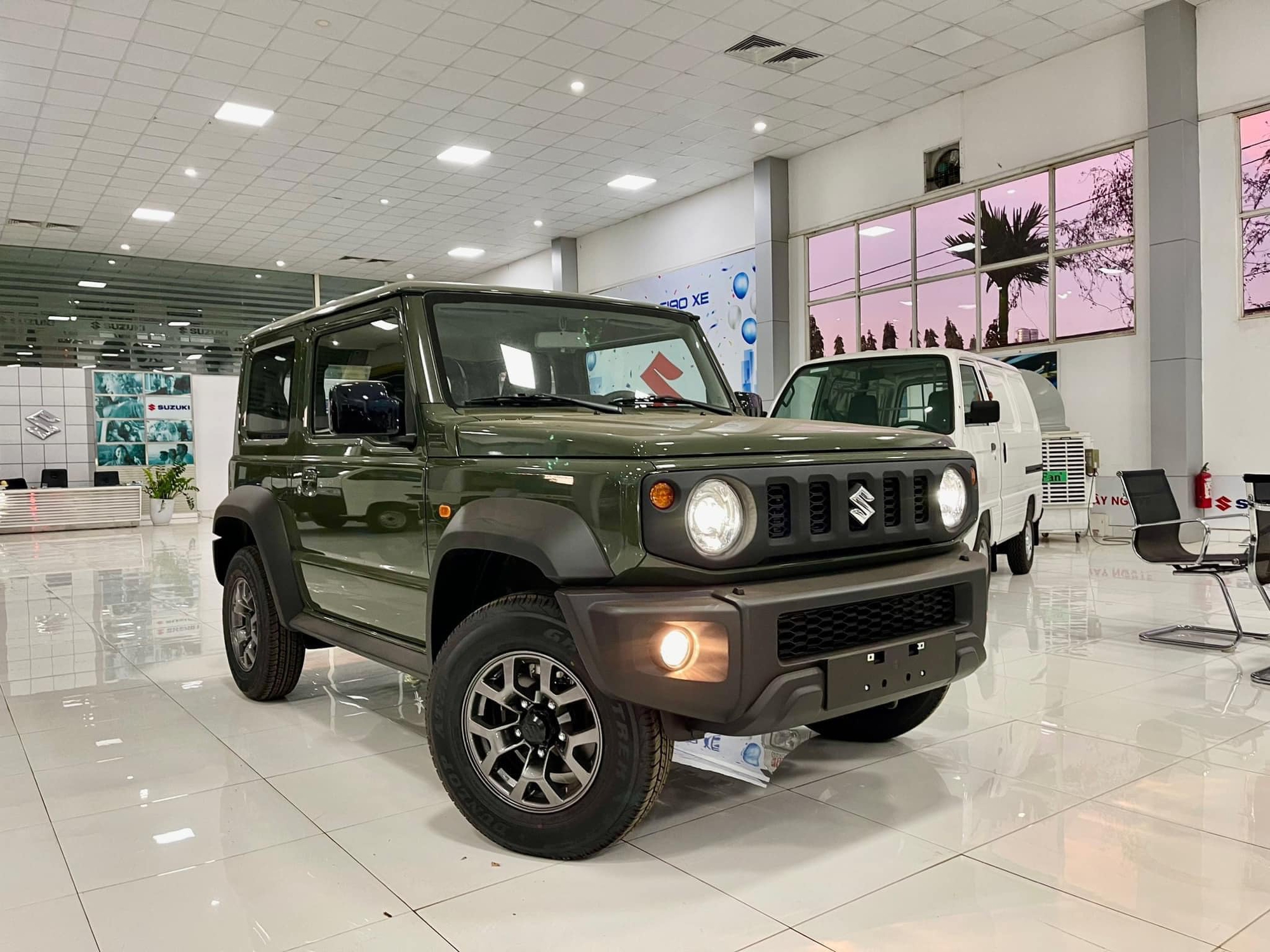 Suzuki Việt Nam xác nhận sắp bán Jimny: Xe trưng bày ồ ạt về đại lý, giá dự kiến mới từ 800 triệu- Ảnh 2.