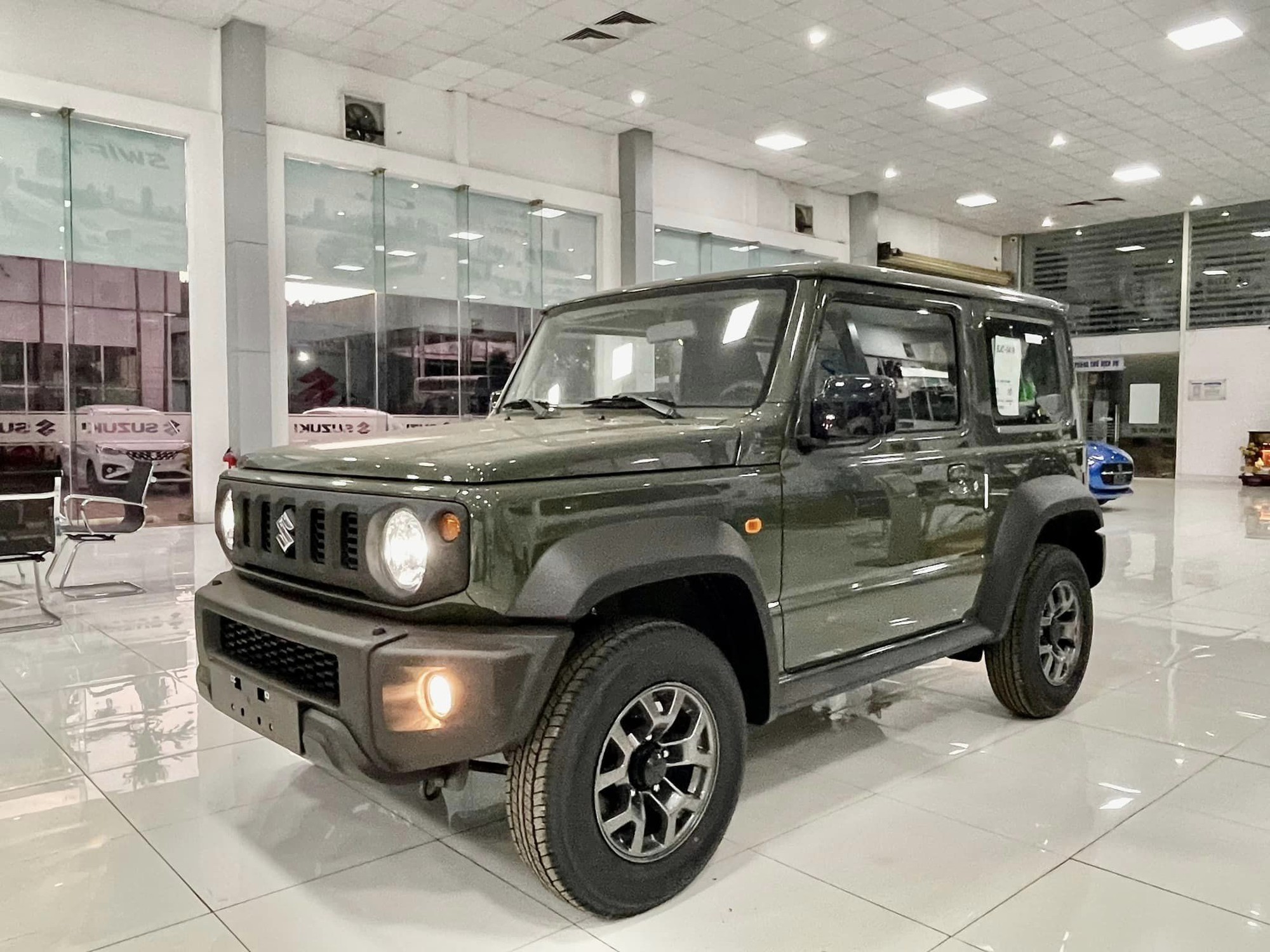 Suzuki Việt Nam xác nhận sắp bán Jimny: Xe trưng bày ồ ạt về đại lý, giá dự kiến mới từ 800 triệu- Ảnh 3.