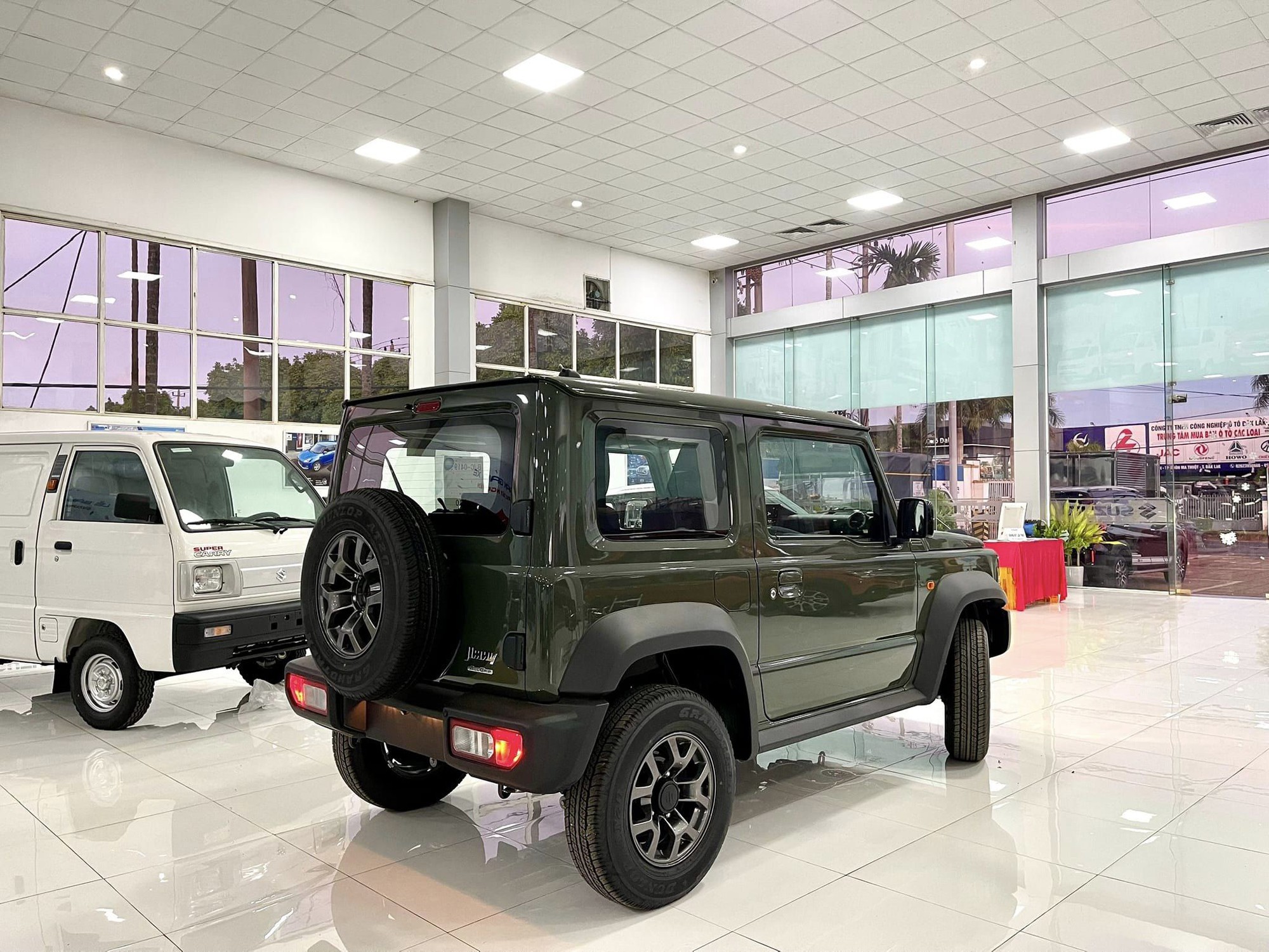 Suzuki Việt Nam xác nhận sắp bán Jimny: Xe trưng bày ồ ạt về đại lý, giá dự kiến mới từ 800 triệu- Ảnh 4.