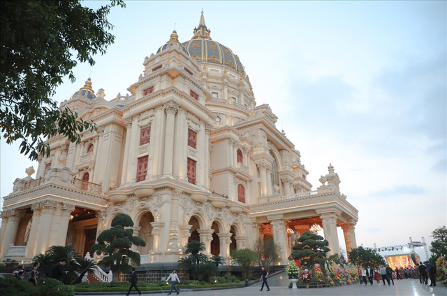 Những căn biệt thự dát vàng "triệu view" được chủ nhà quay cận cảnh đang gây sốt trên mạng xã hội- Ảnh 8.