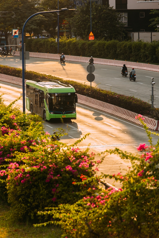 Những ngày cuối cùng của năm 2023: Nắng thì đẹp, phố yên bình và người rất xinh!- Ảnh 3.