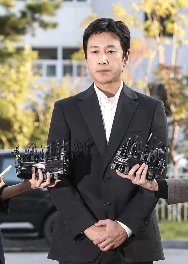 "Bóc trần" sai phạm trong quá trình thẩm vấn Lee Sun Kyun: Cảnh sát nhanh chóng công bố tên tài tử, biến hồ sơ thành "tiểu thuyết khiêu dâm"- Ảnh 4.