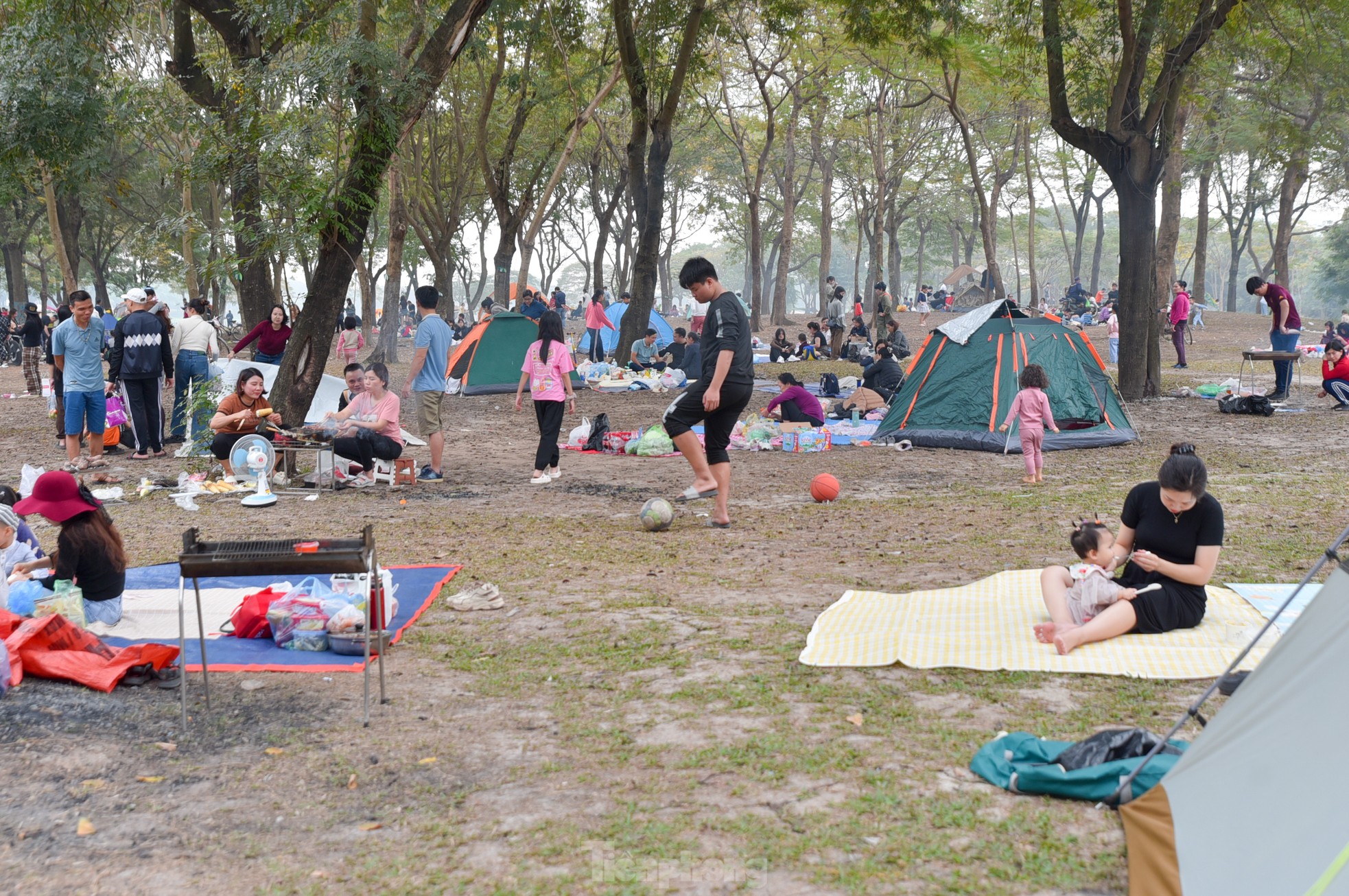 Người Hà Nội ra phố vui chơi, mở tiệc BBQ trong công viên chào năm mới 2024- Ảnh 13.