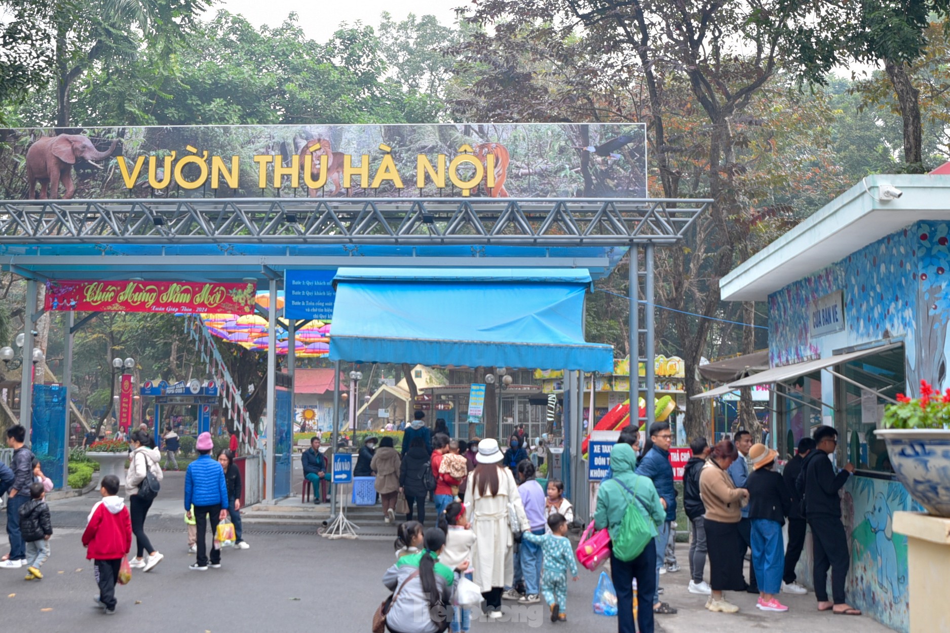 Người Hà Nội ra phố vui chơi, mở tiệc BBQ trong công viên chào năm mới 2024- Ảnh 1.