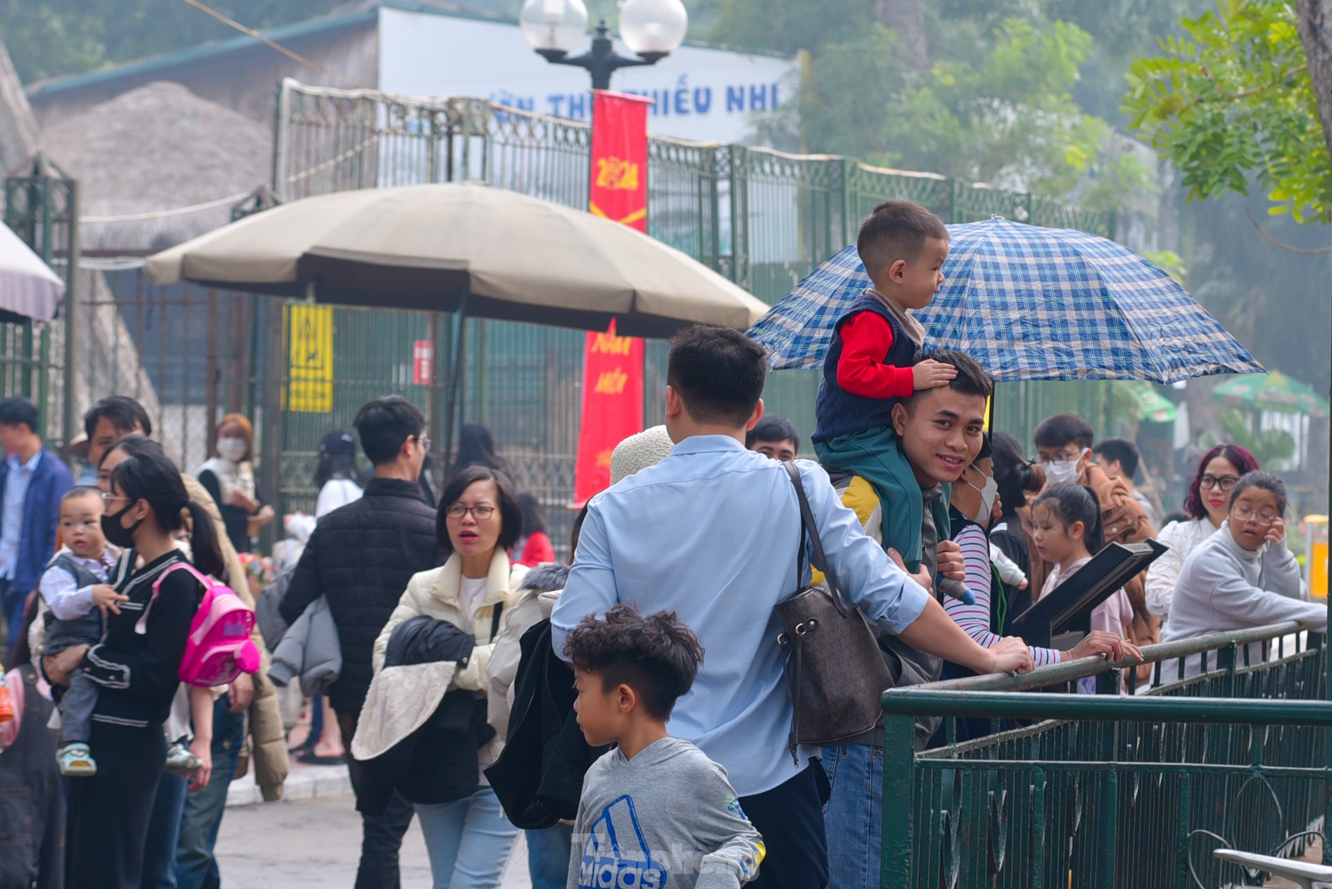 Người Hà Nội ra phố vui chơi, mở tiệc BBQ trong công viên chào năm mới 2024- Ảnh 2.