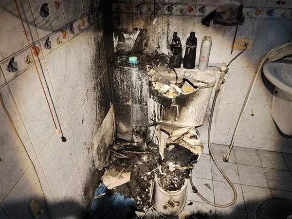 Một nhà vệ sinh phát nổ, phòng tắm cháy đen: Chuyên gia chỉ mặt thủ phạm là thiết bị nhà nào cũng có - Ảnh 1.