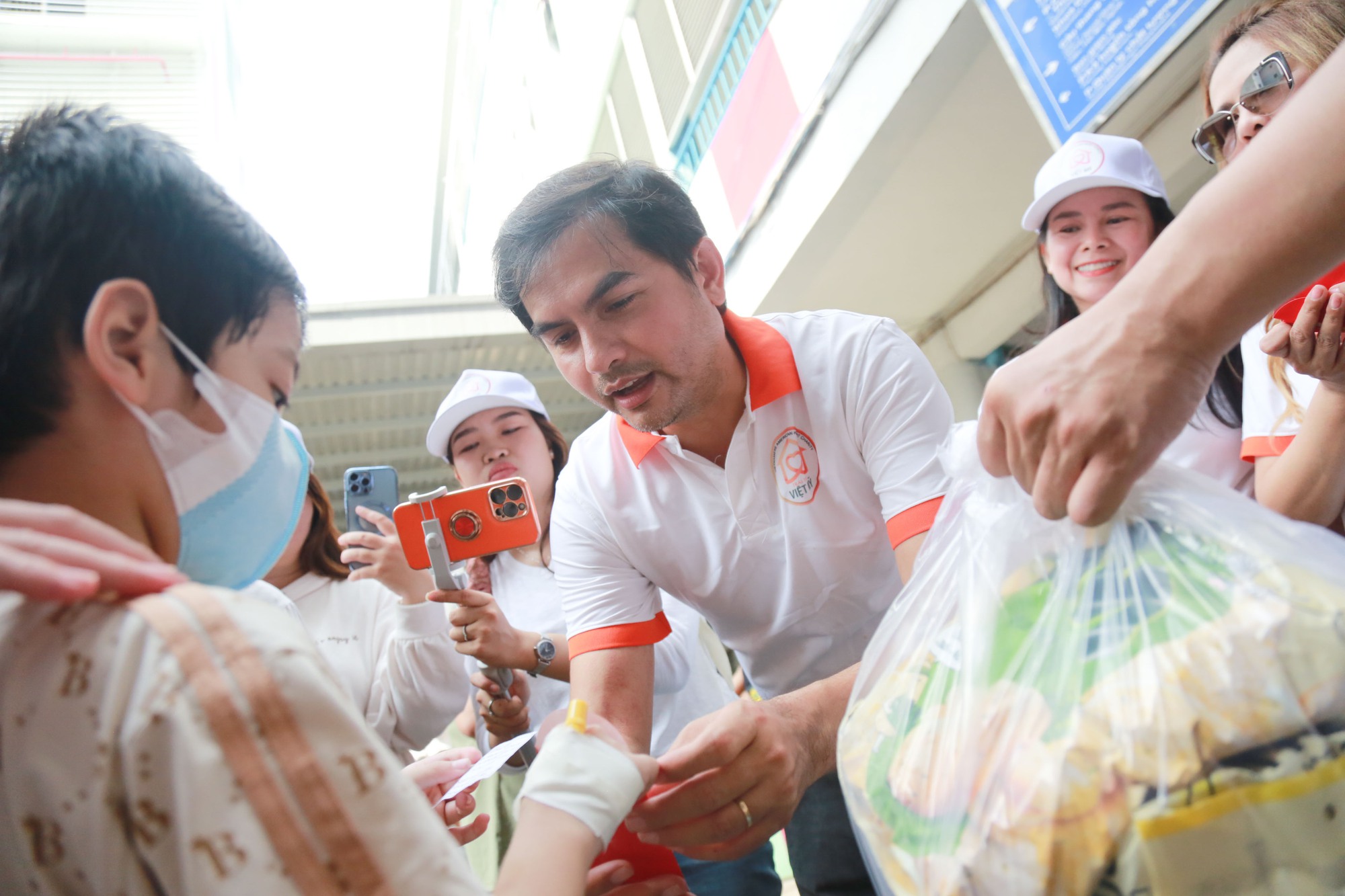 Sau 13 năm kết hôn với hoa hậu và định cư ở Mỹ, MC Đức Tiến giờ ra sao? - Ảnh 3.