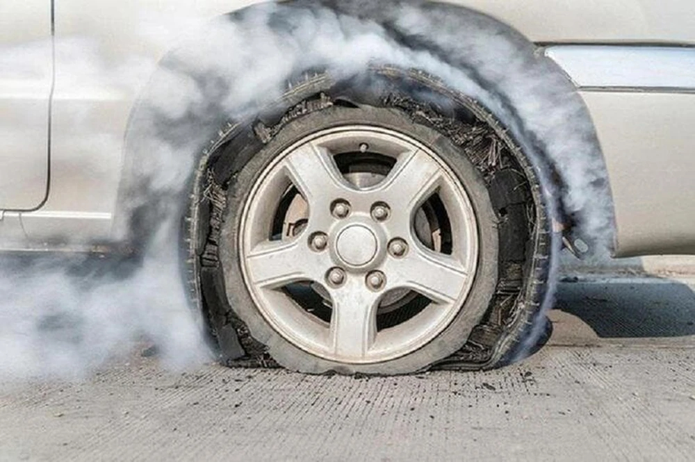Cách xử lý an toàn khi ô tô bất ngờ nổ lốp - Ảnh 1.