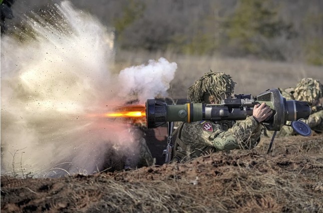 Doanh thu bán vũ khí của phương Tây giảm trong năm đầu tiên của xung đột Nga - Ukraine - Ảnh 1.