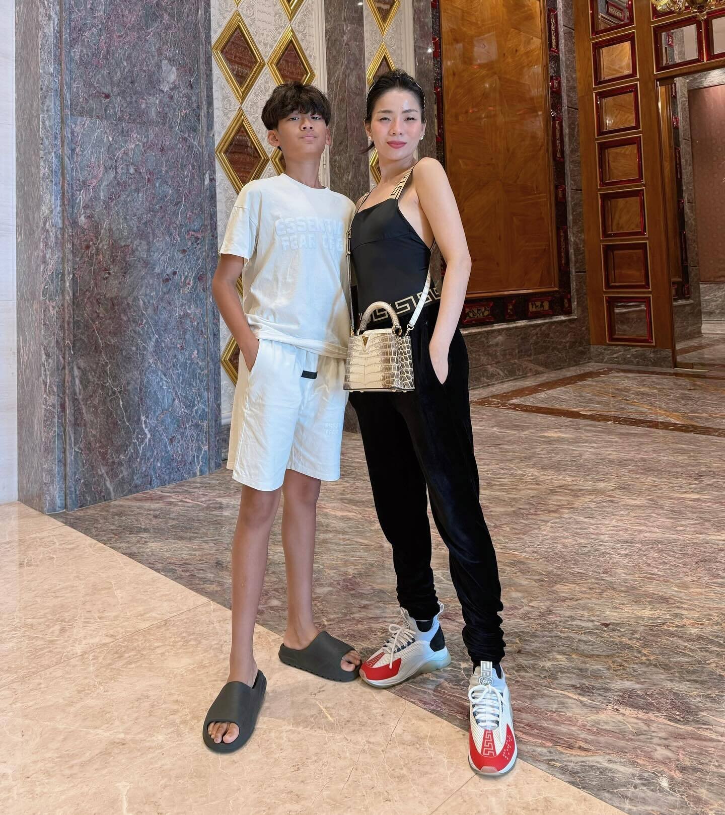 Sao Việt 4/12: Lệ Quyên tự hào khoe con trai, Minh Hằng đẹp mặn mà sau sinh - Ảnh 2.