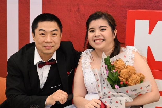 Làm đám cưới ngập gà KFC, cô dâu chú rể khiến dân mạng cười bò: Đến bó hoa cũng độc nhất! - Ảnh 1.