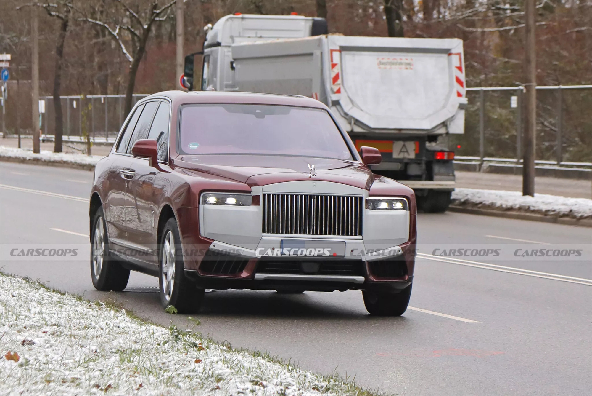 Rolls-Royce Cullinan 2024 để lộ đèn và lưới tản nhiệt phát sáng kiểu mới trên đường thử, dễ ra mắt năm sau - Ảnh 4.