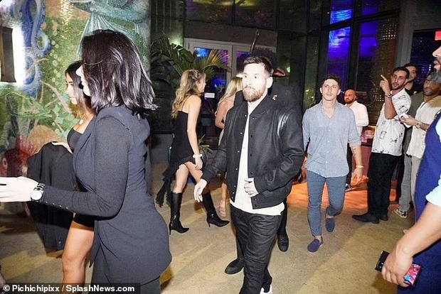 Messi and his wife go to dinner in a 15 billion supercar, bodyguards have to protect every step - Photo 1.