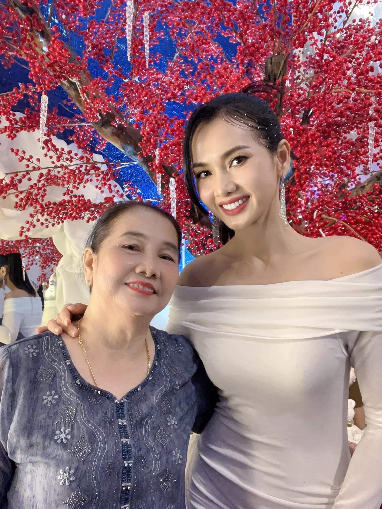 Sao Việt 4/12: Lệ Quyên tự hào khoe con trai, Minh Hằng đẹp mặn mà sau sinh - Ảnh 5.