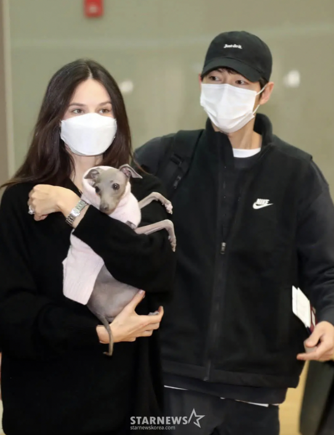 2 tài tử “bị ghét nhất 2023” gọi tên Song Joong Ki - Lee Seung Gi: Người hóa “con ghẻ quốc dân”, người làm gì cũng bị soi giả tạo - Ảnh 2.