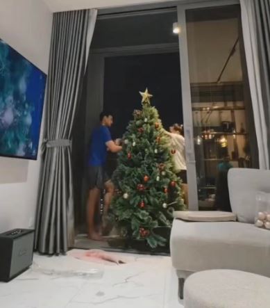 Văn Lâm cùng bạn gái sexy trang hoàng cây thông lộng lẫy, vợ Thành Chung decor phòng khách đơn giản nhưng lên hình vẫn lung linh - Ảnh 1.