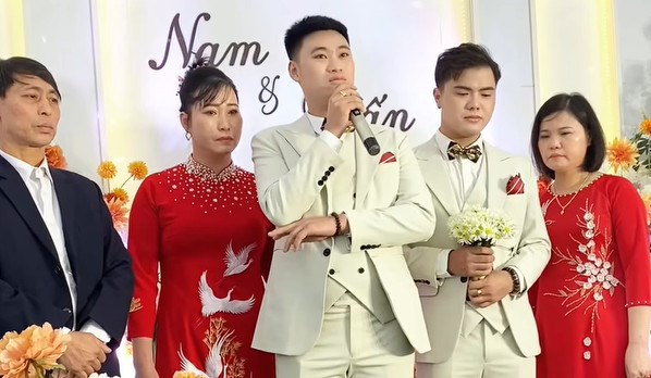 Đám cưới đồng tính đầu tiên ở Yên Bái: Chủ quán cơm kể chuyện tình 4 năm, 26 tuổi gây dựng cơ ngơi - Ảnh 1.