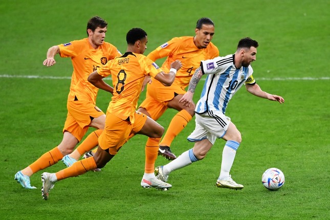 Messi hối hận vì ăn mừng trêu tức Van Gaal - Ảnh 2.