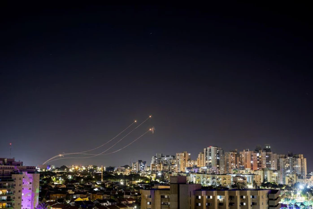 Sốc: Hamas phóng rốc-két trúng nơi nhạy cảm của Israel - Ảnh 1.