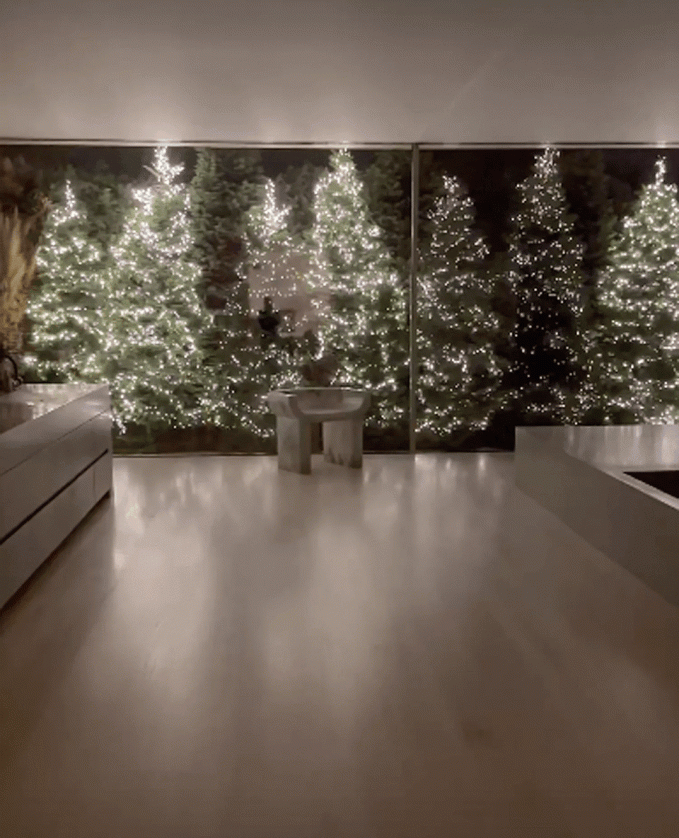 Chơi Noel đẳng cấp như Kim Kardashian: Giăng đèn sáng rực biệt thự 60 triệu USD, có hẳn rừng thông mini trong nhà  - Ảnh 12.