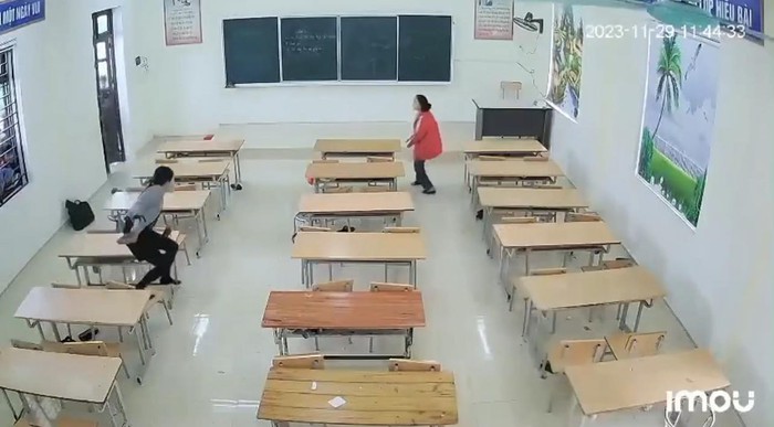 Vụ cô giáo bị nhiều học sinh nhốt, ném dép: Xuất hiện thêm clip cô giáo cầm giày đuổi cả lớp chạy tán loạn - Ảnh 3. Vụ cô giáo bị nhiều học sinh nhốt, ném dép: Xuất hiện thêm clip cô giáo cầm giày đuổi cả lớp chạy tán loạn - Ảnh 3.