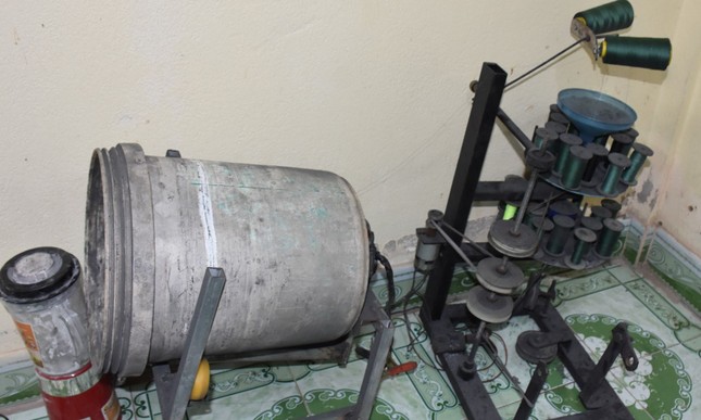 Cánh sát phát lộ căn hầm bí mật để sản xuất pháo trái phép ở Thanh Hoá - Ảnh 3.
