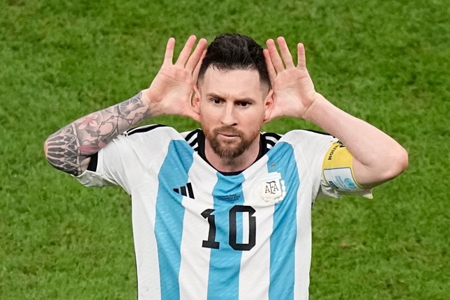 Messi hối hận vì ăn mừng trêu tức Van Gaal - Ảnh 1.