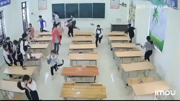 Vụ cô giáo bị nhiều học sinh nhốt, ném dép: Xuất hiện thêm clip cô giáo cầm giày đuổi cả lớp chạy tán loạn - Ảnh 2. Vụ cô giáo bị nhiều học sinh nhốt, ném dép: Xuất hiện thêm clip cô giáo cầm giày đuổi cả lớp chạy tán loạn - Ảnh 2.