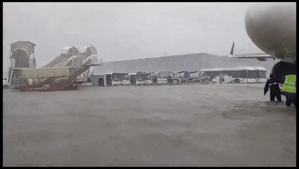 Chùm ảnh: Sân bay và đường phố biến thành sông do bão, tạo nên cảnh tượng khó tin tại quốc gia châu Á - Ảnh 5.