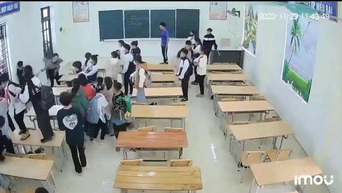 Vụ cô giáo bị nhiều học sinh nhốt, ném dép: Xuất hiện thêm clip cô giáo cầm giày đuổi cả lớp chạy tán loạn - Ảnh 1. Vụ cô giáo bị nhiều học sinh nhốt, ném dép: Xuất hiện thêm clip cô giáo cầm giày đuổi cả lớp chạy tán loạn - Ảnh 1.