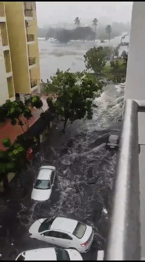 Chùm ảnh: Sân bay và đường phố biến thành sông do bão, tạo nên cảnh tượng khó tin tại quốc gia châu Á - Ảnh 4.