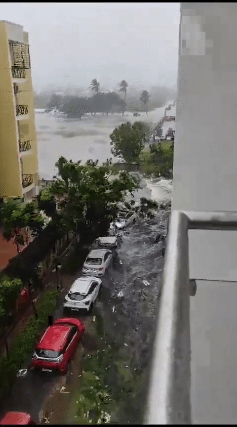 Chùm ảnh: Sân bay và đường phố biến thành sông do bão, tạo nên cảnh tượng khó tin tại quốc gia châu Á - Ảnh 3.