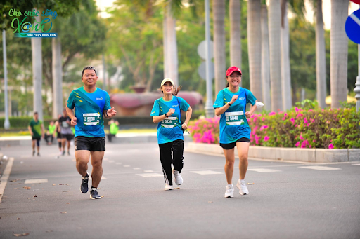 Hàng triệu km đường chạy marathon “biến” thành 60 tỷ cho cộng đồng: Khi từng bước chạy làm nên điều kỳ diệu- Ảnh 1.