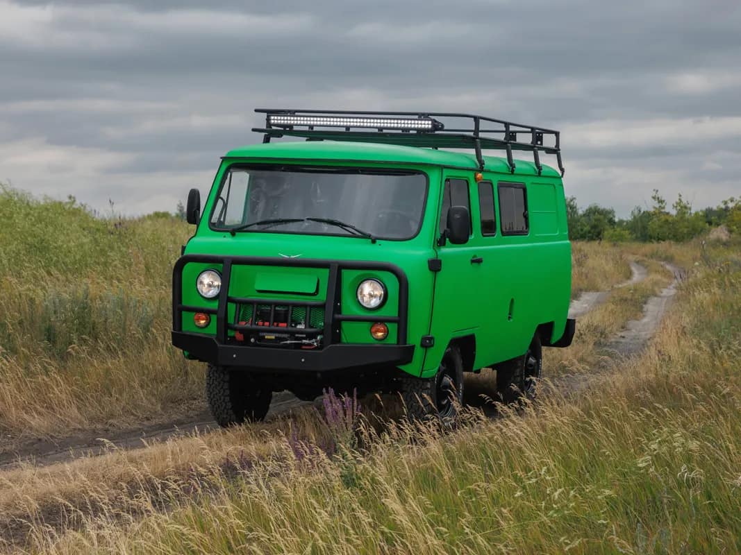 UAZ ra mắt ổ bánh mỳ đặc biệt: Màu sơn bắt mắt, giá chưa tới 400 triệu nhưng có tiền chưa chắc mua được - Ảnh 2.