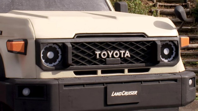 Ảnh 2 người nhấc bổng chiếc Toyota Land Cruiser gây sốt nhưng đây mới là sự thật - Ảnh 4.