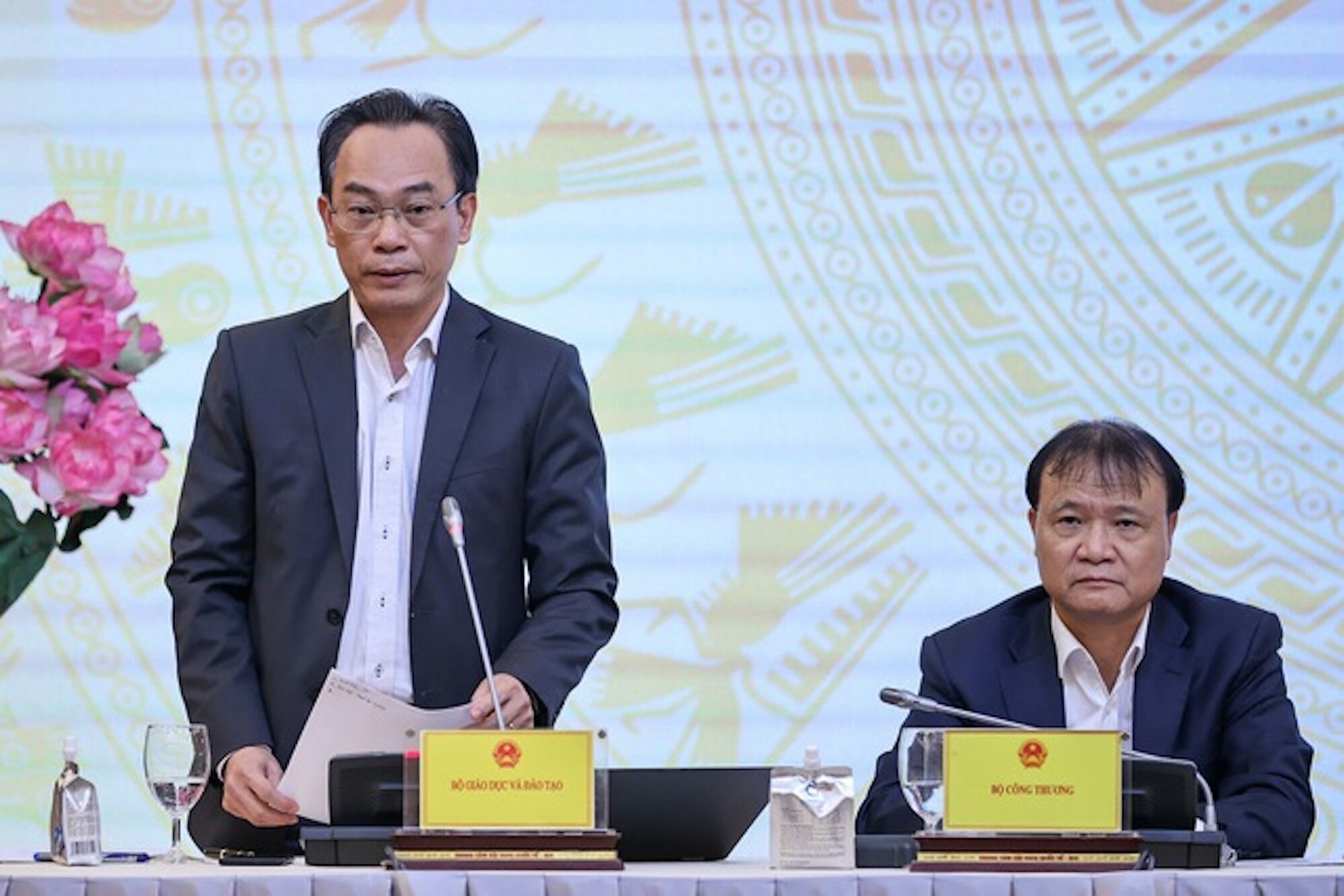 Thứ trưởng GD&ĐT: Vụ học sinh xúc phạm cô giáo là không thể chấp nhận được - Ảnh 1. Thứ trưởng GD&ĐT: Vụ học sinh xúc phạm cô giáo là không thể chấp nhận được - Ảnh 1.