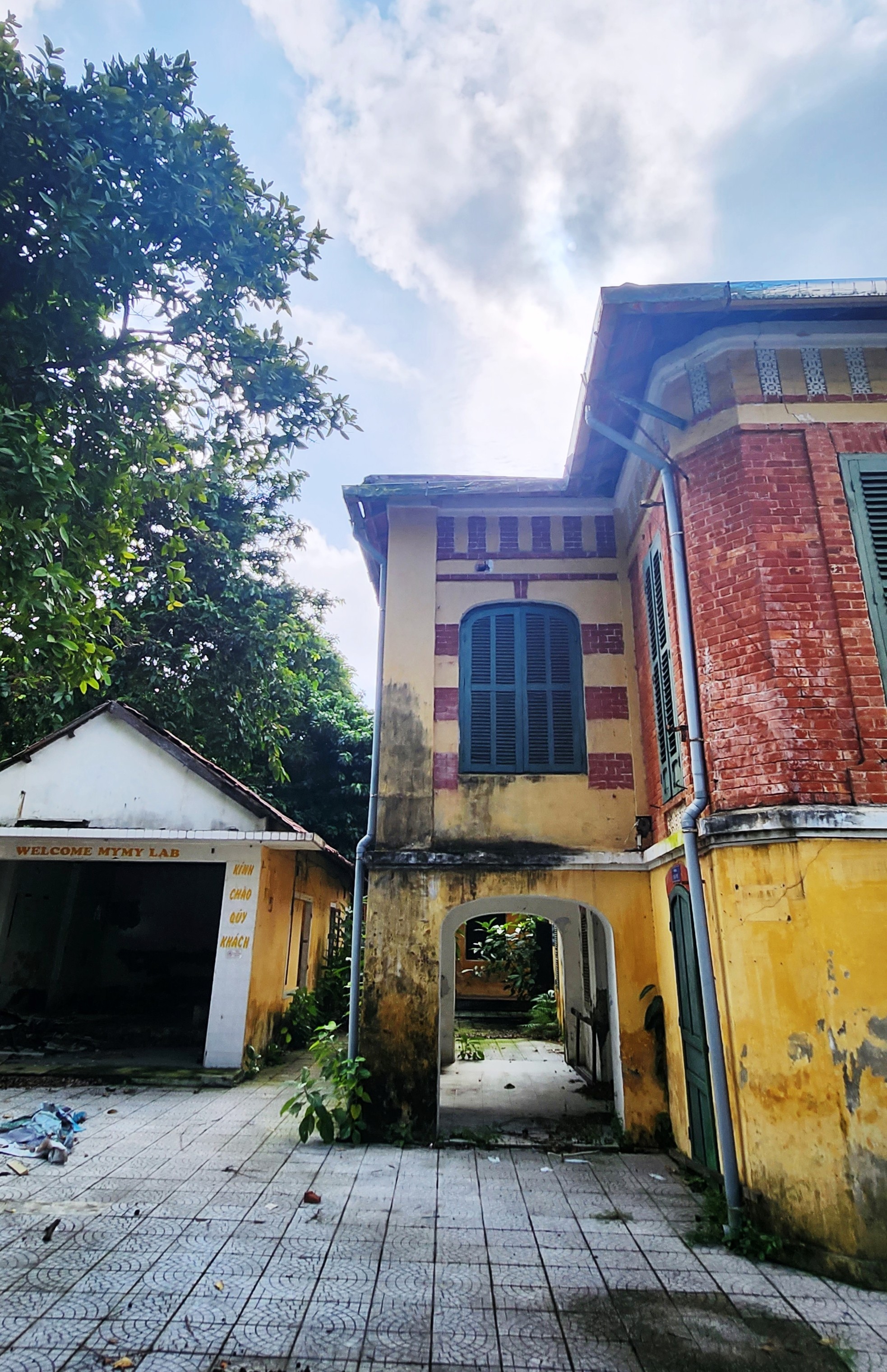 Mời thần đèn dời biệt thự Pháp cổ tại Huế: Hơn 1 năm vẫn ‘án binh bất động’ - Ảnh 12. Mời thần đèn dời biệt thự Pháp cổ tại Huế: Hơn 1 năm vẫn ‘án binh bất động’ - Ảnh 12.