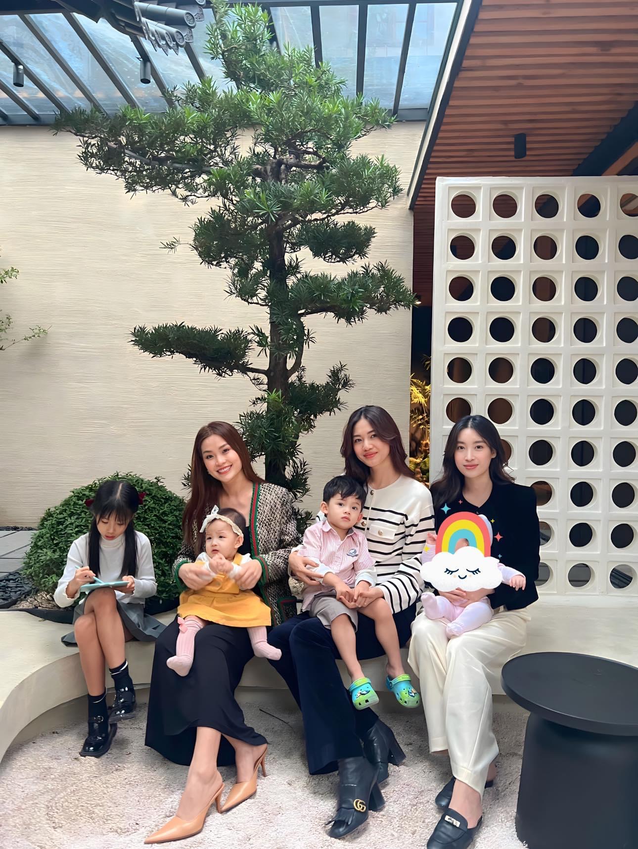 Hội các bà mẹ bỉm sữa toàn hoa, á hậu hội ngộ, Đỗ Mỹ Linh vẫn giữ kín dung nhan ái nữ - Ảnh 1.