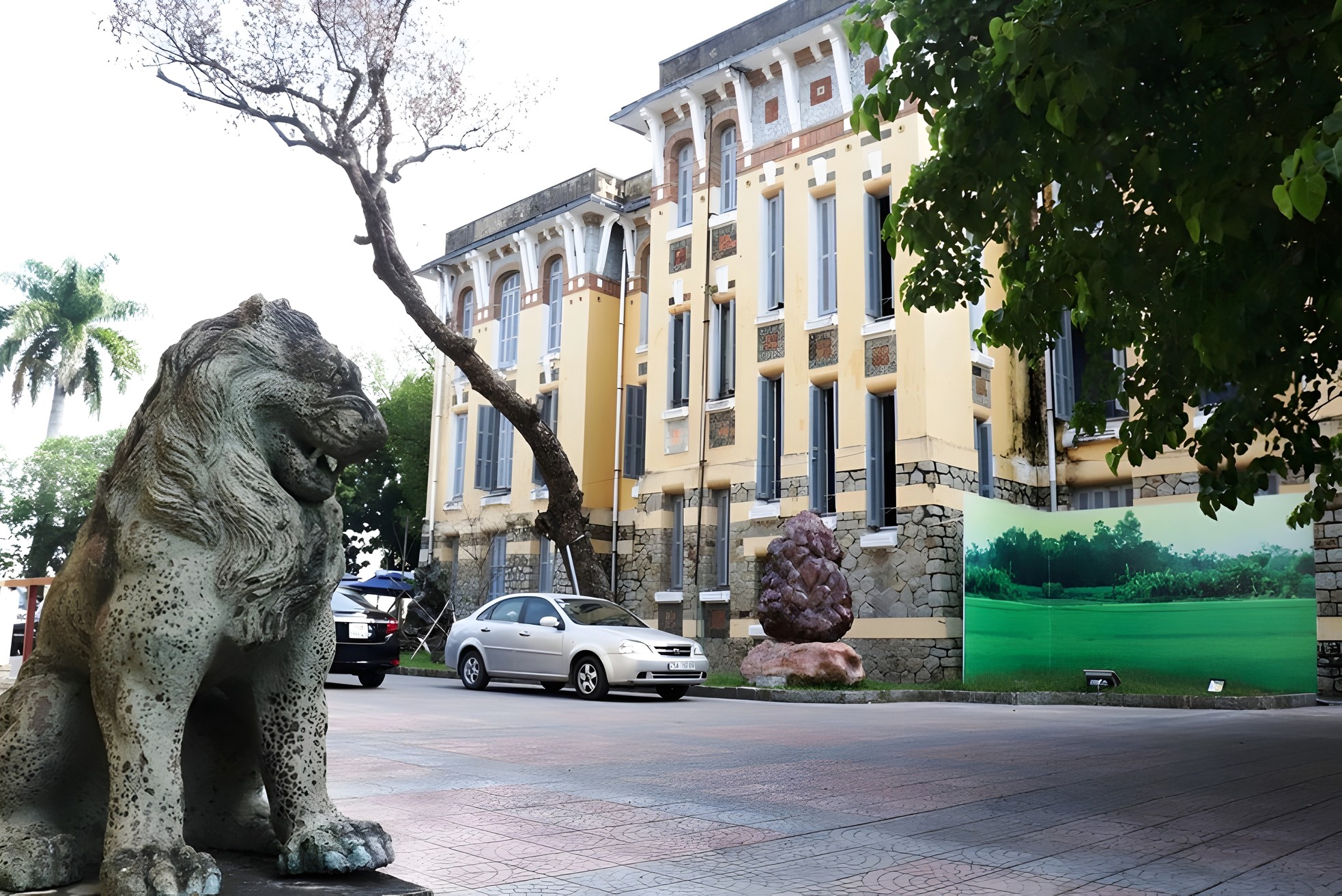 Mời thần đèn dời biệt thự Pháp cổ tại Huế: Hơn 1 năm vẫn ‘án binh bất động’ - Ảnh 3. Mời thần đèn dời biệt thự Pháp cổ tại Huế: Hơn 1 năm vẫn ‘án binh bất động’ - Ảnh 3.