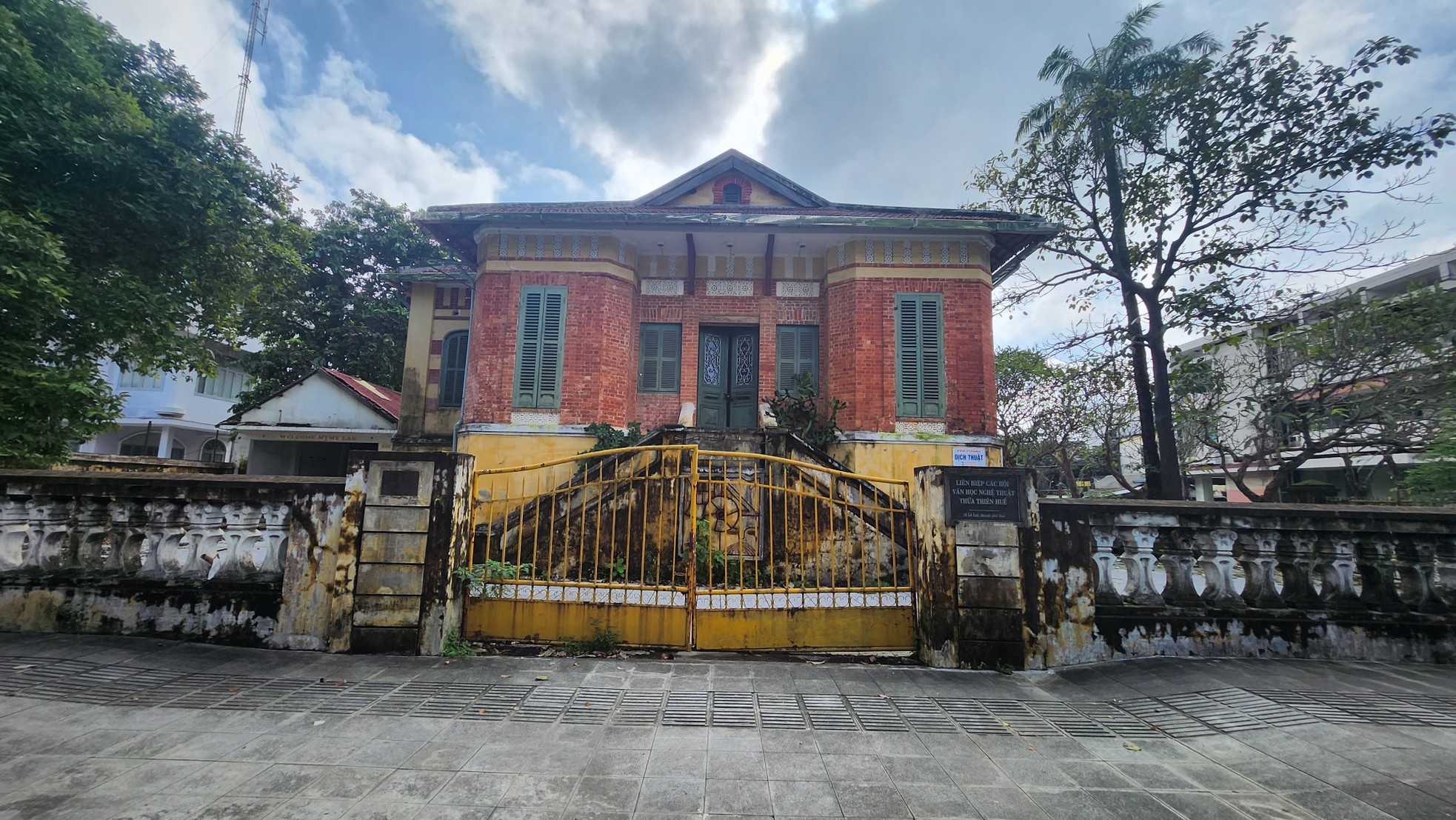 Mời thần đèn dời biệt thự Pháp cổ tại Huế: Hơn 1 năm vẫn ‘án binh bất động’ - Ảnh 1. Mời thần đèn dời biệt thự Pháp cổ tại Huế: Hơn 1 năm vẫn ‘án binh bất động’ - Ảnh 1.